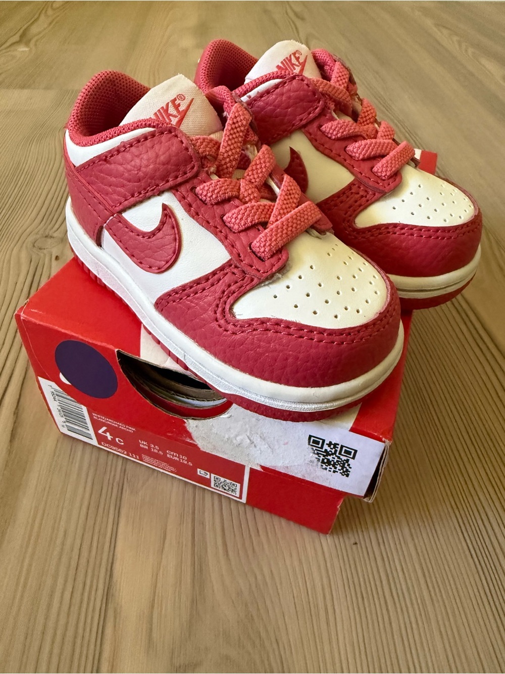Nike Kids Low-Top Sneakers in White & Red